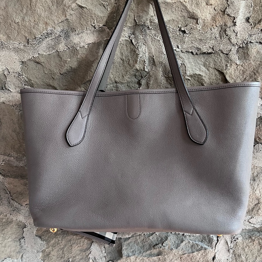 EUC Burberry Honeybrook Derby Tote Bag, wristlet & dustbag. - Picture 8 of 16